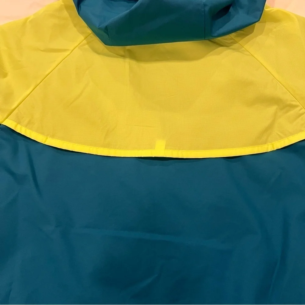 Nike | Windbreaker | Youth Size X-Large | Excellent like new condition.